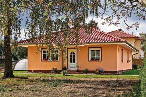 News - Central: Ein Bungalow Rerik (Abb. hnlich) kann am Wochenende in Berlin-Wartenberg besichtigt werden. Foto: Roth-Massivhaus